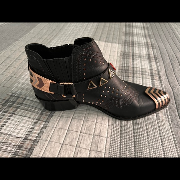 Cute Pair of Ivy Kirzhner Boitletd - Picture 4 of 7